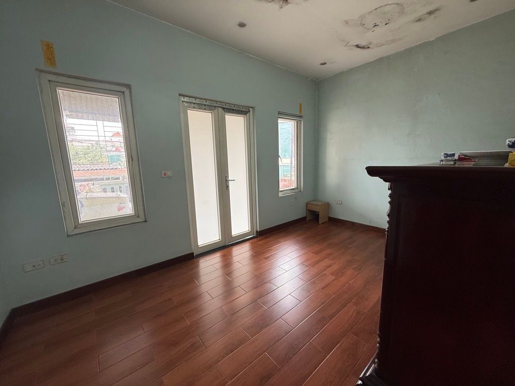 Bán nhà Đê Trần Khát Trân - diện tích 32,3m2 4 tầng - Ô TÔ - KINH DOANH - LÔ GÓC - NHÀ ĐẸP Ở NGAY - giá 9,3 tỷ