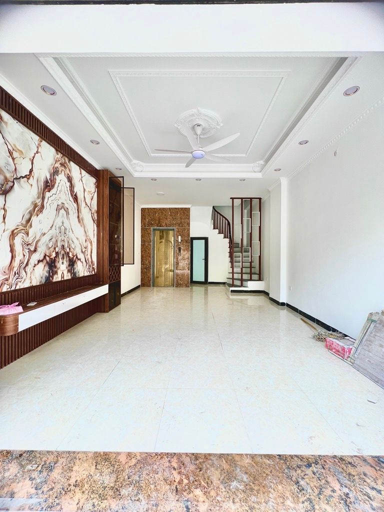 Bán nhà Nguyễn Khoái - diện tích 40m2 5 tầng - Ô tô đỗ cửa - giá 7,5 tỷ