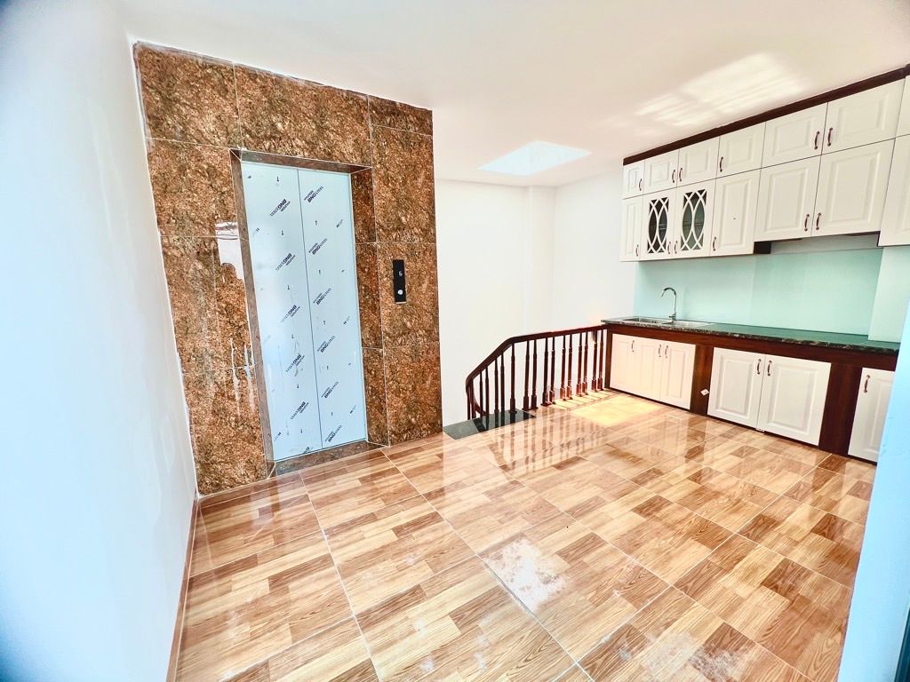 Bán nhà Nguyễn Khoái - diện tích 40m2 5 tầng - Ô tô đỗ cửa - giá 7,5 tỷ