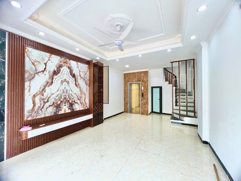 Bán nhà Nguyễn Khoái - diện tích 40m2 5 tầng - Ô tô đỗ cửa - giá 7,5 tỷ