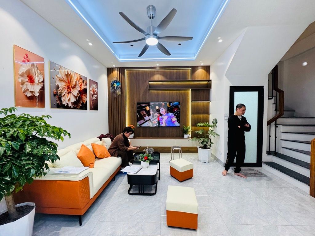 Bán nhà Lĩnh Nam - diện tích 30m2 5 tầng - Ngõ Ô tô - giá 8,4 tỷ