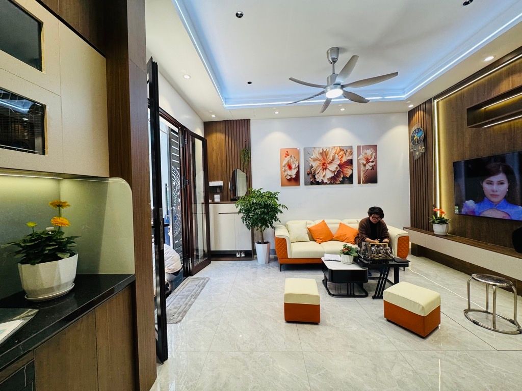 Bán nhà Lĩnh Nam - diện tích 30m2 5 tầng - Ngõ Ô tô - giá 8,4 tỷ