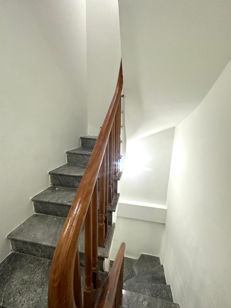 Bán nhà Đông Thiên - diện tích 27m2 5 tầng - vị trí đẹp cách mặt ngõ thông Ô TÔ khoảng chừng 50m - giá 4,2 tỷ