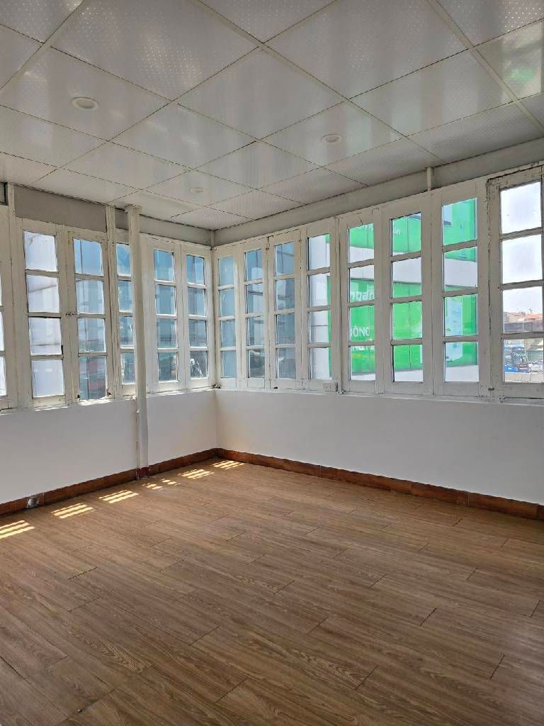 Bán nhà Nguyễn Trãi - diện tích 25m2 5 tầng - Mặt phố thênh thang, lô góc - giá 4,2 tỷ