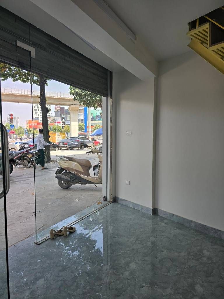 Bán nhà Nguyễn Trãi - diện tích 25m2 5 tầng - Mặt phố thênh thang, lô góc - giá 4,2 tỷ