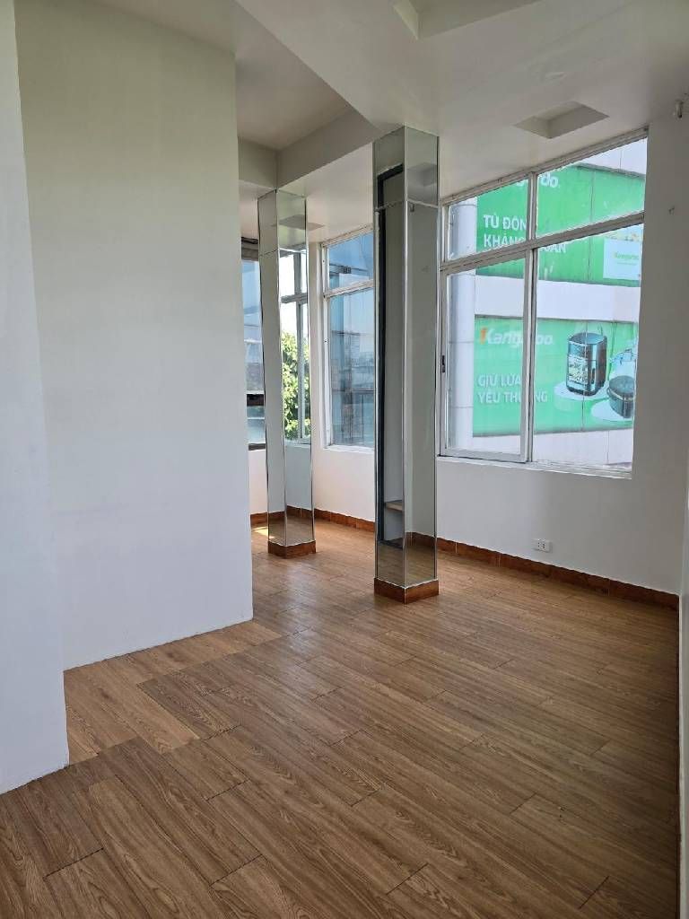 Bán nhà Nguyễn Trãi - diện tích 25m2 5 tầng - Mặt phố thênh thang, lô góc - giá 4,2 tỷ