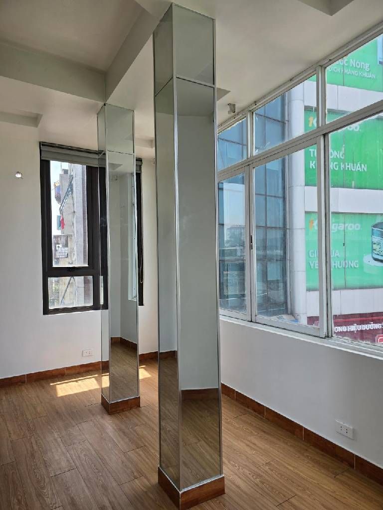 Bán nhà Nguyễn Trãi - diện tích 25m2 5 tầng - Mặt phố thênh thang, lô góc - giá 4,2 tỷ