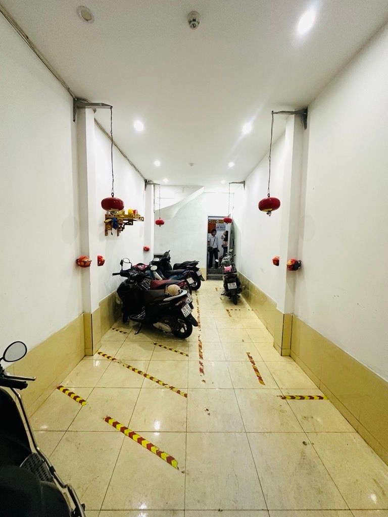 Bán nhà Nguyễn Văn Trỗi - diện tích 55.3m2 5 tầng - Ô tô dừng đỗ cách nhà ba bước chân - giá 15,8 tỷ