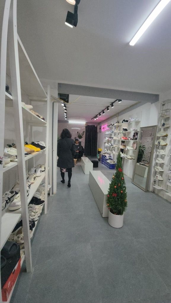 Bán nhà Trần Hữu Tước - diện tích 63.5m2 1 tầng - Mặt hồ, kinh doanh đắc địa - giá 22 tỷ