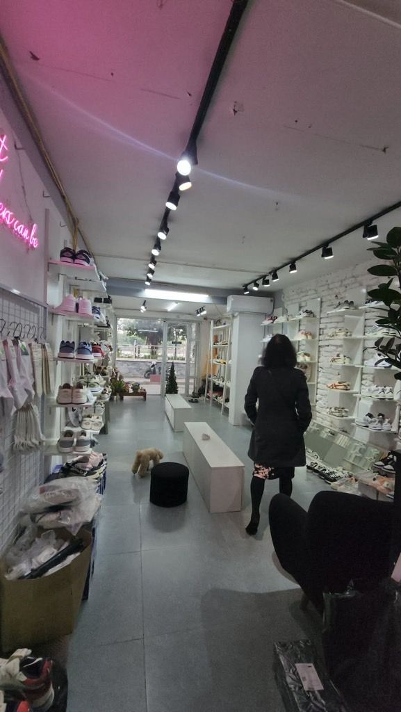 Bán nhà Trần Hữu Tước - diện tích 63.5m2 1 tầng - Mặt hồ, kinh doanh đắc địa - giá 22 tỷ