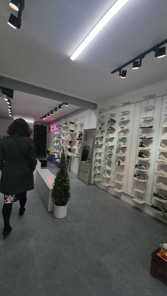 Bán nhà Trần Hữu Tước - diện tích 63.5m2 1 tầng - Mặt hồ, kinh doanh đắc địa - giá 22 tỷ