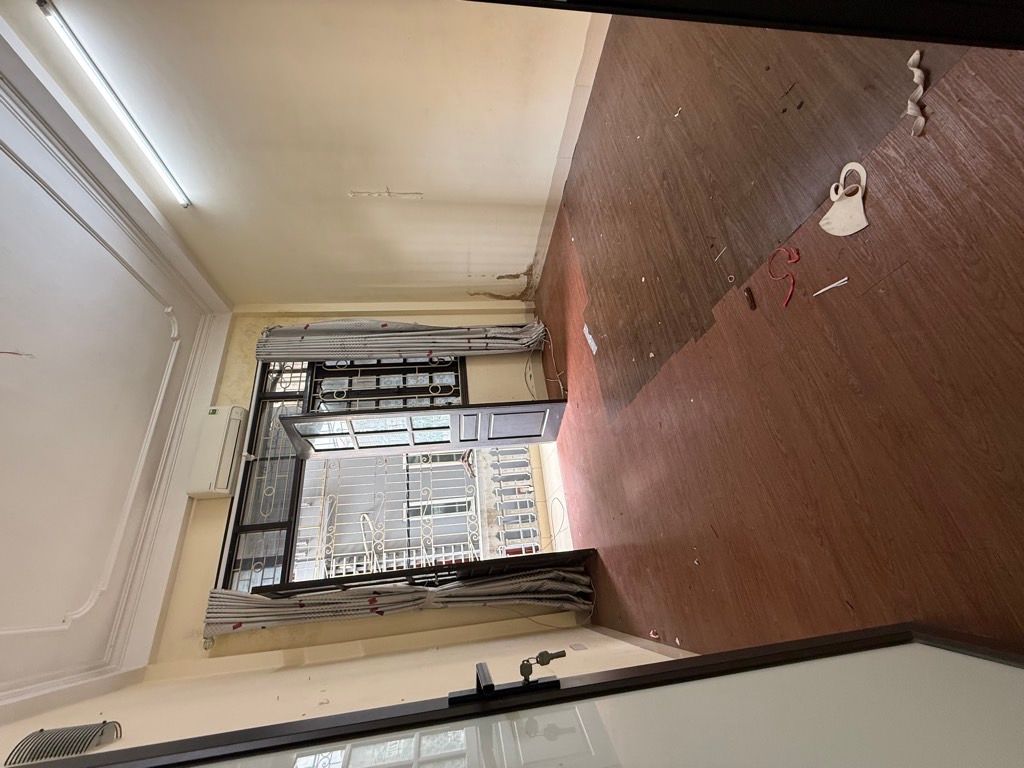 Bán nhà Tân Mai - diện tích 28m2 5 tầng - Cách 1 nhà mặt phố, ngõ nông, thông thoáng - giá 9 tỷ