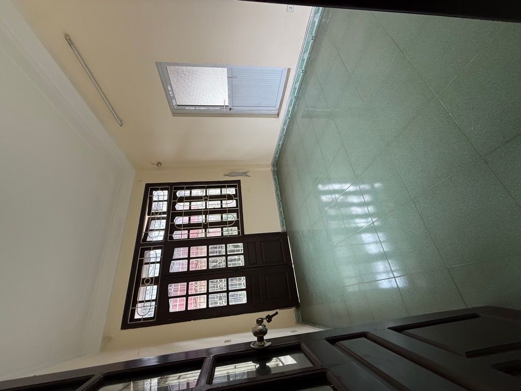 Bán nhà Tân Mai - diện tích 28m2 5 tầng - Cách 1 nhà mặt phố, ngõ nông, thông thoáng - giá 9 tỷ