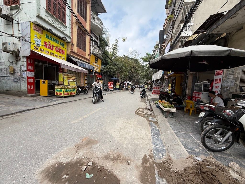 Bán nhà Tân Mai - diện tích 28m2 5 tầng - Cách 1 nhà mặt phố, ngõ nông, thông thoáng - giá 9 tỷ