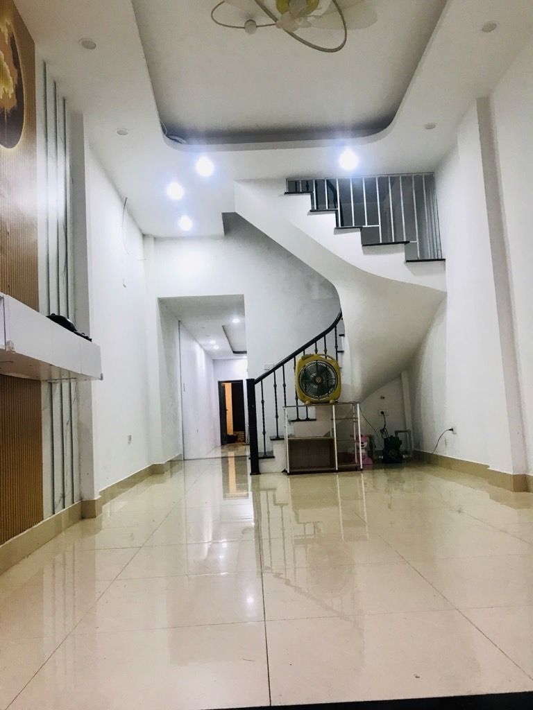 Bán nhà Trương Định - diện tích 52m2 3 tầng - Ô tô đỗ cửa - giá 6,6 tỷ