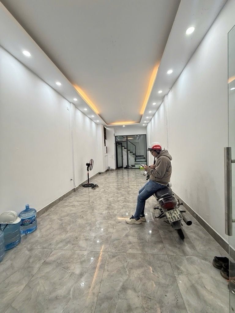 Bán nhà Đầm Trấu - diện tích 43m2 5 tầng - Ô TÔ - giá 19,8 tỷ