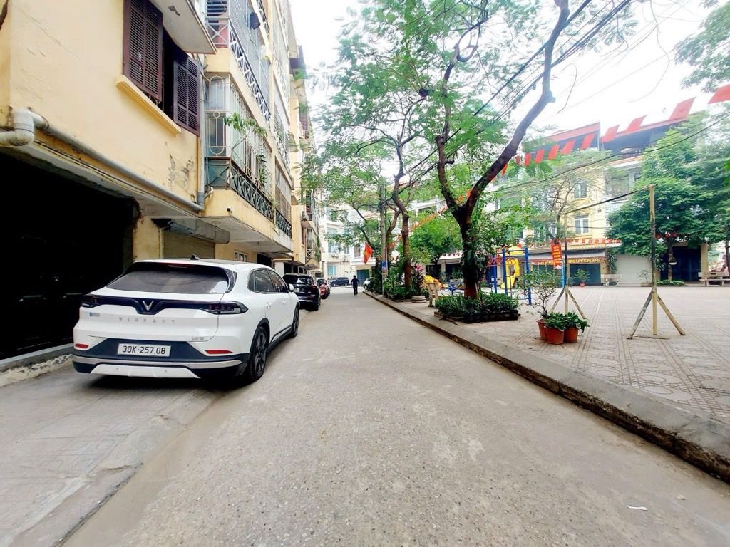 Bán nhà Lê Trọng Tấn - diện tích 92m2 1 tầng - Chung cư 5 tầng - giá 9,8 tỷ