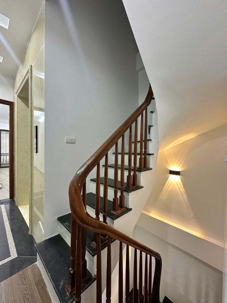 Bán nhà Đê La Thành - diện tích 39m2 5 tầng - thang máy, ngõ thông - giá 12,2 tỷ