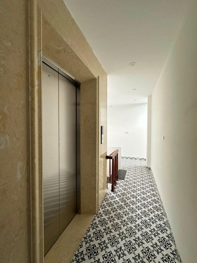 Bán nhà Đê La Thành - diện tích 39m2 5 tầng - thang máy, ngõ thông - giá 12,2 tỷ