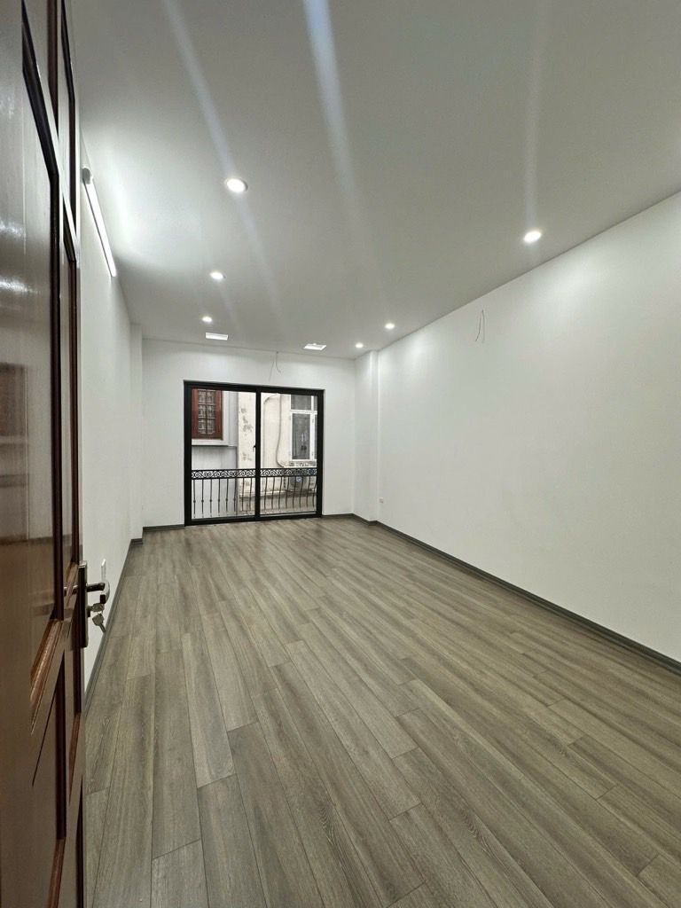 Bán nhà Đê La Thành - diện tích 39m2 5 tầng - thang máy, ngõ thông - giá 12,2 tỷ