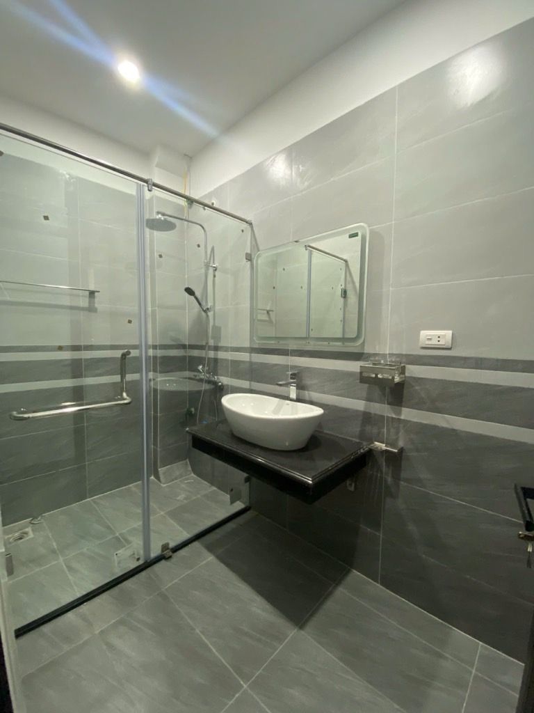 Bán nhà Đê La Thành - diện tích 39m2 5 tầng - thang máy, ngõ thông - giá 12,2 tỷ