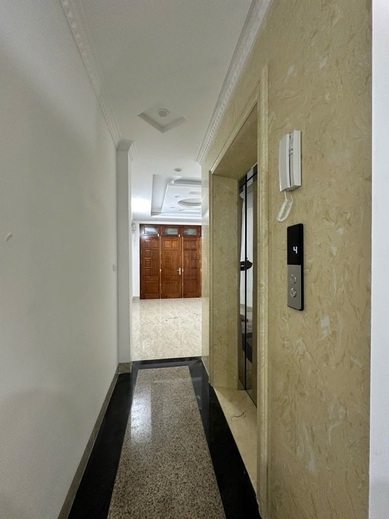 Bán nhà Đê La Thành - diện tích 39m2 5 tầng - thang máy, ngõ thông - giá 12,2 tỷ