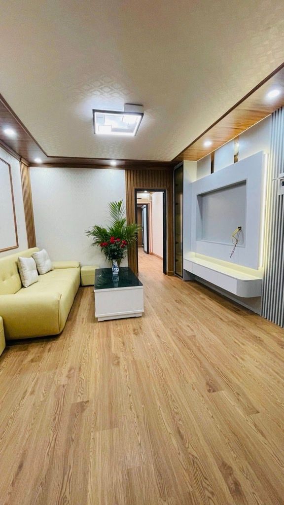 Bán Căn Hộ Tập Thể Quỳnh Mai: 3 Ngủ 2 WC – 70m2 Sử Dụng – Ô Tô Đỗ Cầu Thang – Giá 4.65 Tỷ