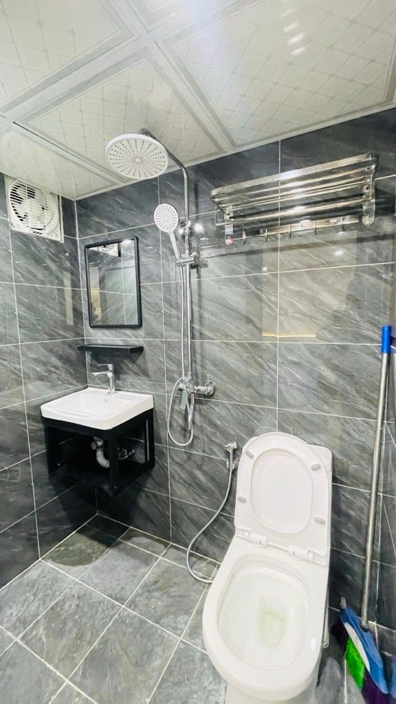 Bán nhà Quỳnh Mai - diện tích 35.4m2 3 tầng - Ô TÔ ĐỖ CẦU THANG - giá 4.65 tỷ