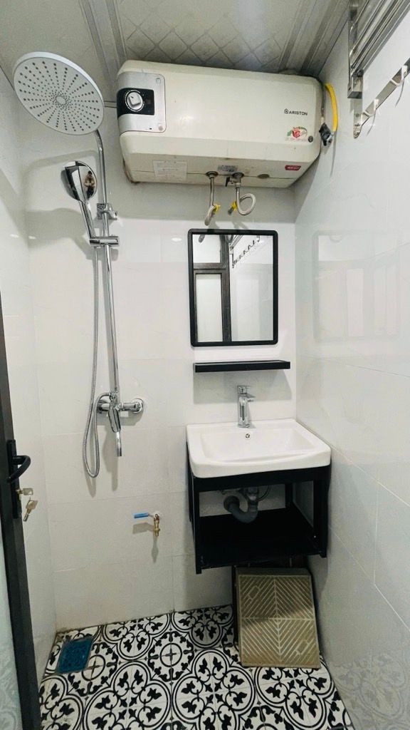 Bán nhà Quỳnh Mai - diện tích 35.4m2 3 tầng - Ô TÔ ĐỖ CẦU THANG - giá 4.65 tỷ