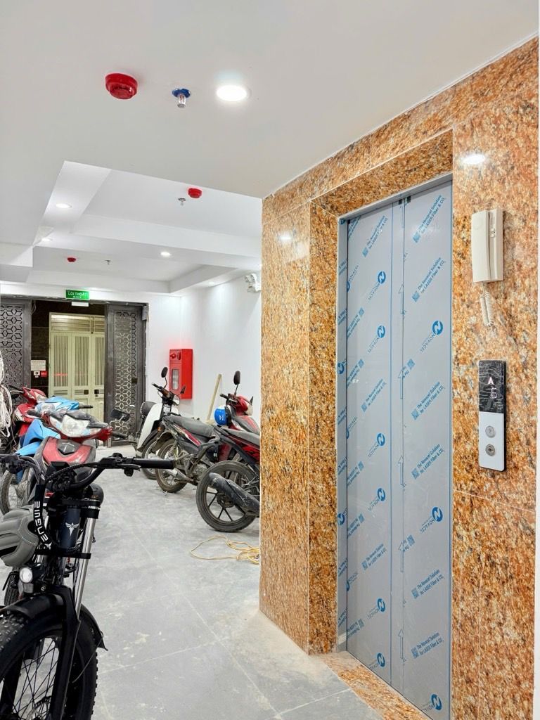 Bán nhà Đê La Thành nhỏ - diện tích 60m2 7 tầng - LÔ GÓC - NGÕ THÔNG - giá 19,8 tỷ