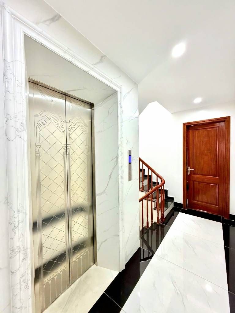 Bán nhà Nguyễn Chính - diện tích 48m2 5 tầng - Ô tô vào nhà - giá 17,8 tỷ