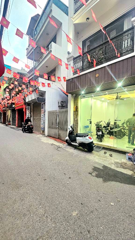 Bán nhà Nguyễn Chính - diện tích 48m2 5 tầng - Ô tô vào nhà - giá 17,8 tỷ