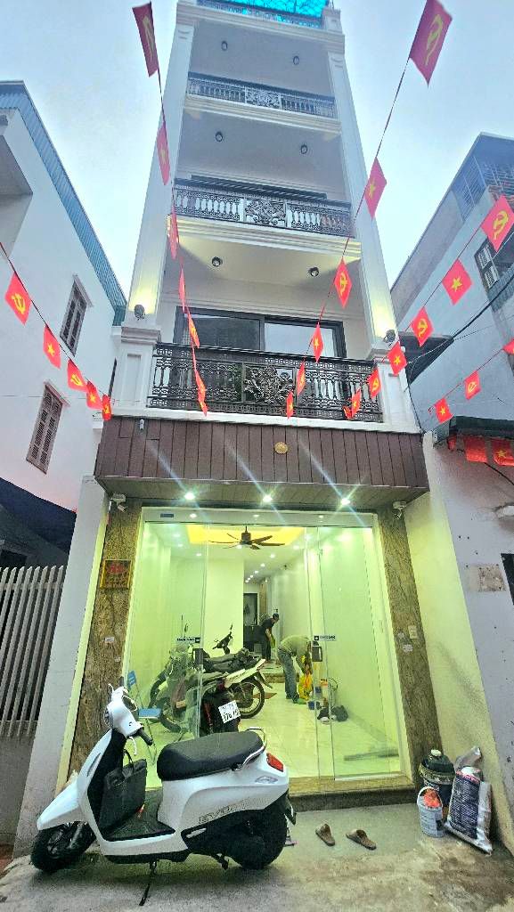 Bán nhà Nguyễn Chính - diện tích 48m2 5 tầng - Ô tô vào nhà - giá 17,8 tỷ