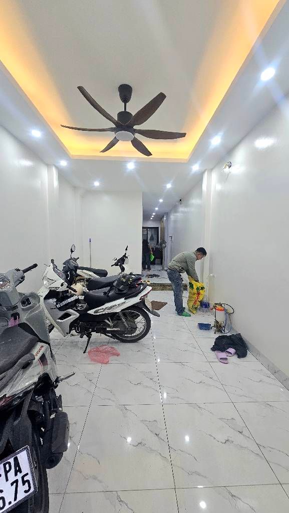 Bán nhà Nguyễn Chính - diện tích 48m2 5 tầng - Ô tô vào nhà - giá 17,8 tỷ