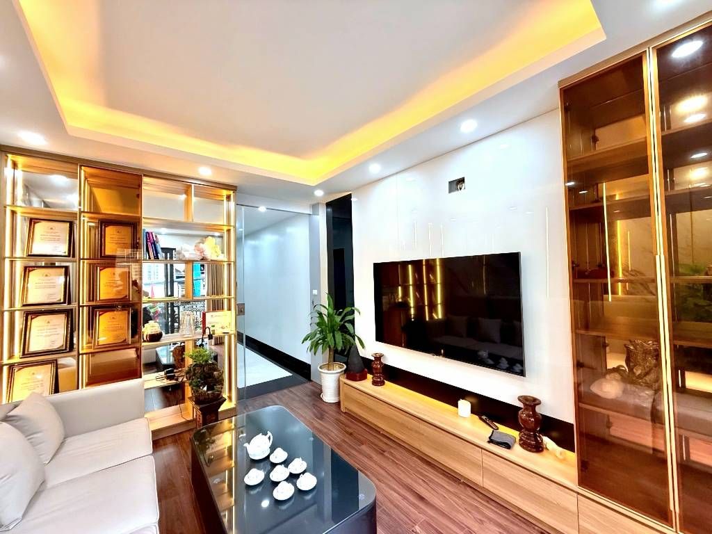 Bán nhà Nguyễn Chính - diện tích 48m2 5 tầng - Ô tô vào nhà - giá 17,8 tỷ