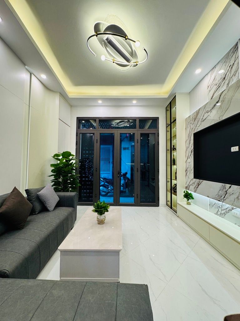 Bán nhà Hoàng Mai - diện tích 31m2 5 tầng - Nhà đẹp, ngõ thông - giá 8,4 tỷ