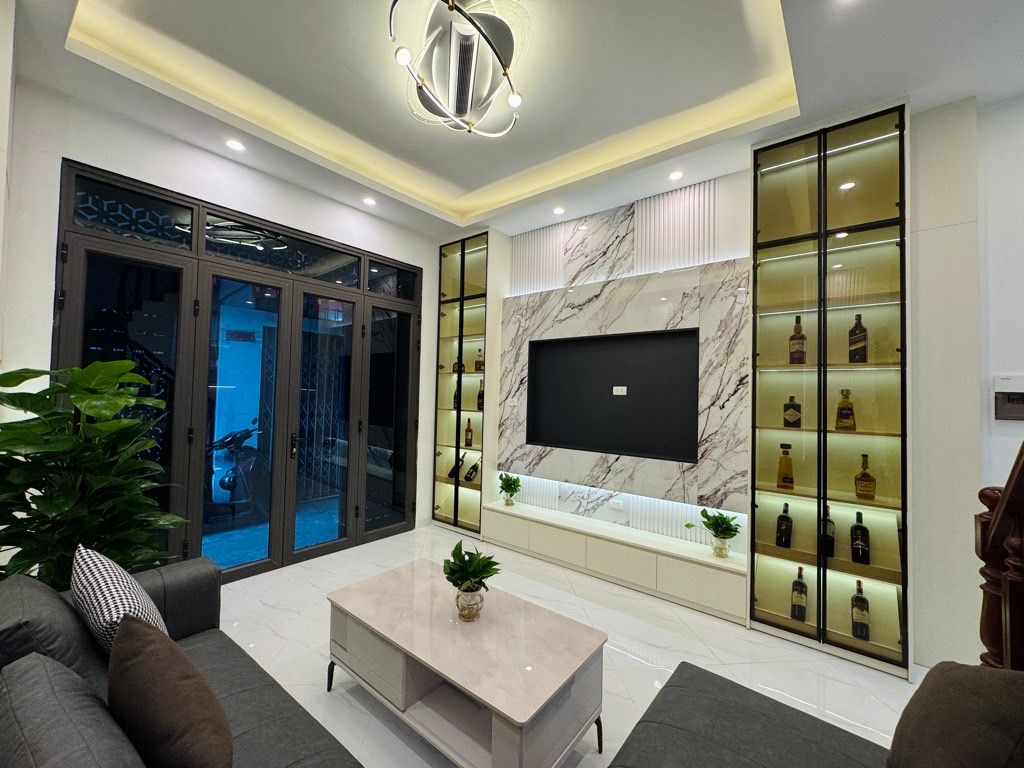 Bán nhà Hoàng Mai - diện tích 31m2 5 tầng - Nhà đẹp, ngõ thông - giá 8,4 tỷ