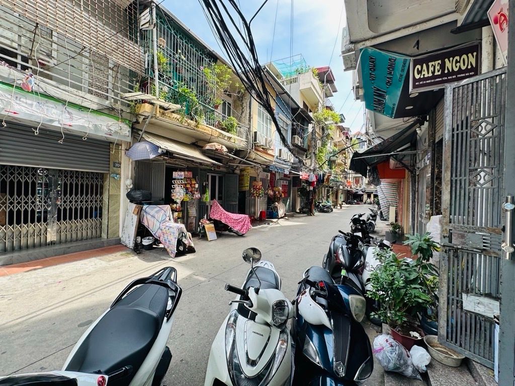 Bán nhà Lương Yên - diện tích 36m2 3 tầng - Nhà cũ 3 tầng thiết kế lệch tầng công năng 03 ngủ - giá 14,5 tỷ