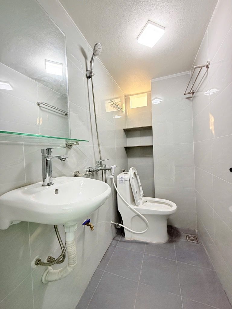 Bán nhà Nguyễn Khoái - diện tích 48.3m2 5 tầng - Ô TÔ TRÁNH, KINH DOANH - giá 12 tỷ