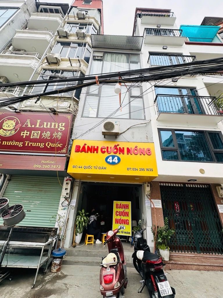 Bán nhà Quốc Tử Giám - diện tích 30m2 3 tầng - MẶT PHỐ VỈA HÈ ĐÁ BÓNG - giá 18 tỷ