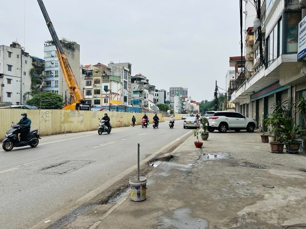 Bán nhà Quốc Tử Giám - diện tích 30m2 3 tầng - MẶT PHỐ VỈA HÈ ĐÁ BÓNG - giá 18 tỷ