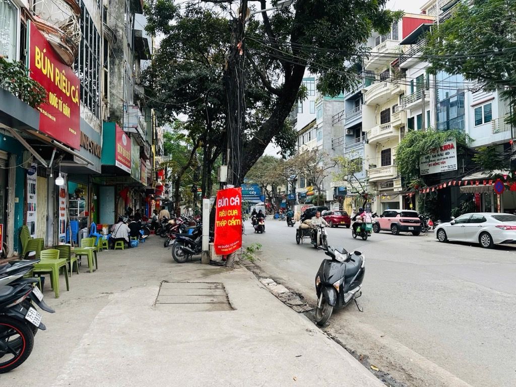 Bán nhà Quốc Tử Giám - diện tích 30m2 3 tầng - MẶT PHỐ VỈA HÈ ĐÁ BÓNG - giá 18 tỷ