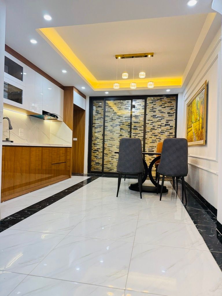 Bán nhà Khương Hạ - diện tích 34.4m2 5 tầng - Ô tô đỗ cổng - giá 9,8 tỷ