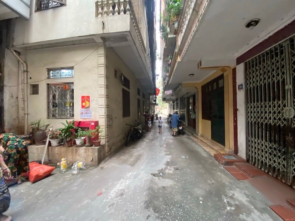 Bán nhà Chùa Láng - diện tích 45m2 3 tầng - LÔ GÓC 3 MẶT NGÕ - giá 21,5 tỷ