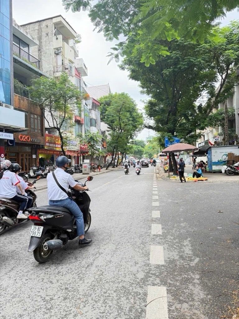 Bán nhà Chùa Láng - diện tích 45m2 3 tầng - LÔ GÓC 3 MẶT NGÕ - giá 21,5 tỷ