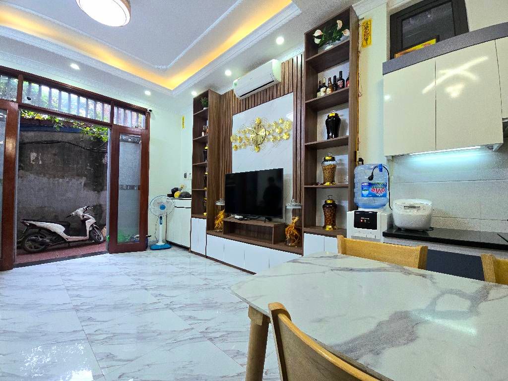 Bán nhà Nam Dư - diện tích 31,5m2 5 tầng - Căn góc, nội thất sang trọng - giá 8,2 tỷ