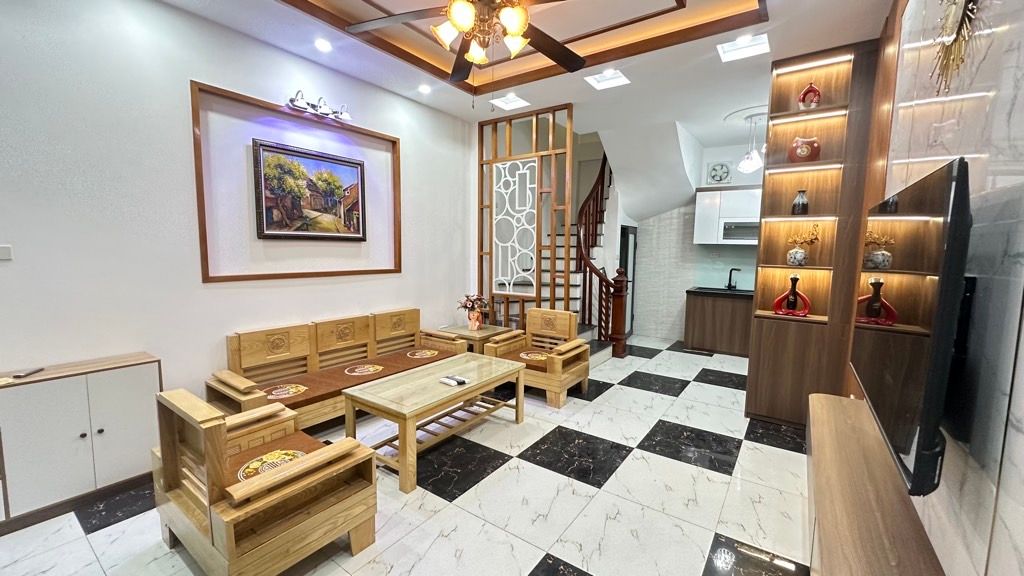 Bán nhà Lĩnh Nam - diện tích 30m2 4 tầng - Nhà đẹp, ô tô đỗ cửa - giá 6,7 tỷ