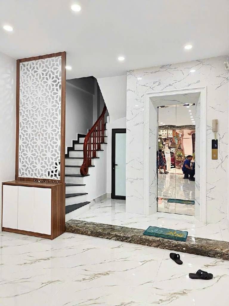 Bán nhà Kim Đồng - diện tích 40.4m2 6 tầng - ÔTÔ NGỦ TRONG NHÀ - giá 18,8 tỷ