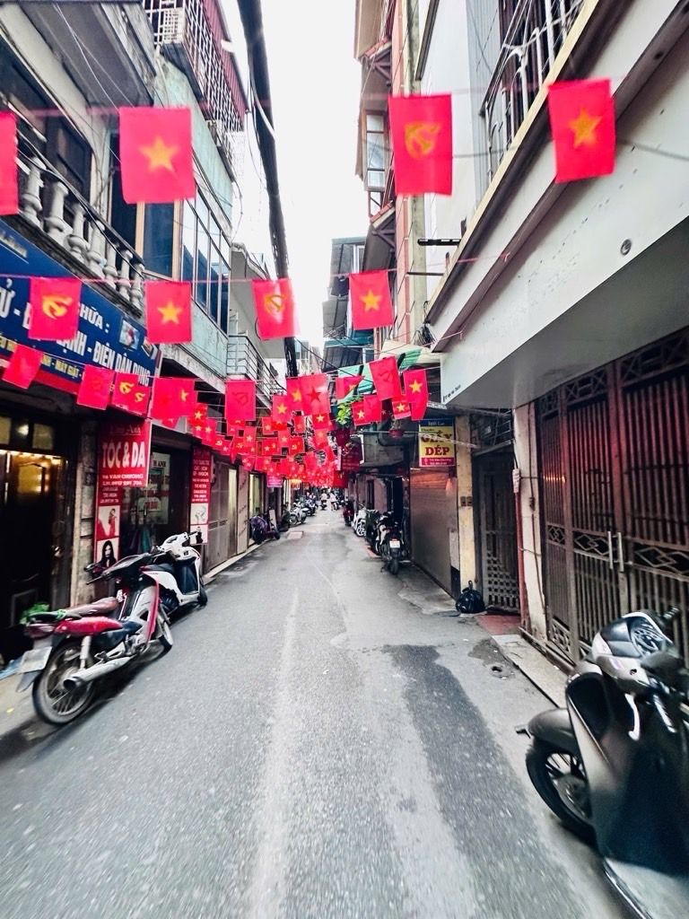 Bán nhà Văn Chương - diện tích 19m2 5 tầng - ngõ xe máy tránh nhau - giá 6 tỷ