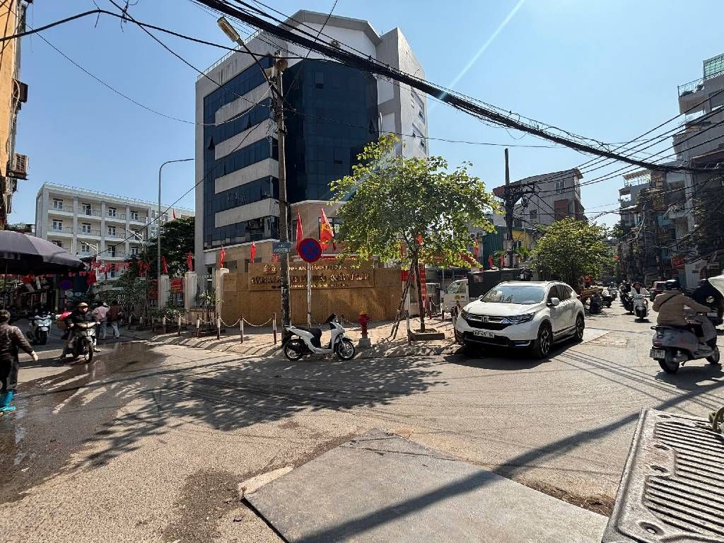 Bán nhà Văn Chương - diện tích 27m2 3 tầng - ô tô sát nhà - giá 7,8 tỷ